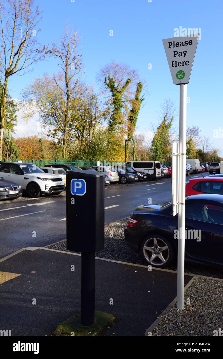 Der Parkplatz am Bahnhof Okehampton an der Dartmoor-Linie in Devon (2021 wieder eröffnet). Stockfoto Der Parkplatz am Bahnhof Okehampton an der Dartmoor-Linie in Devon (2021 wieder eröffnet). Stockfoto