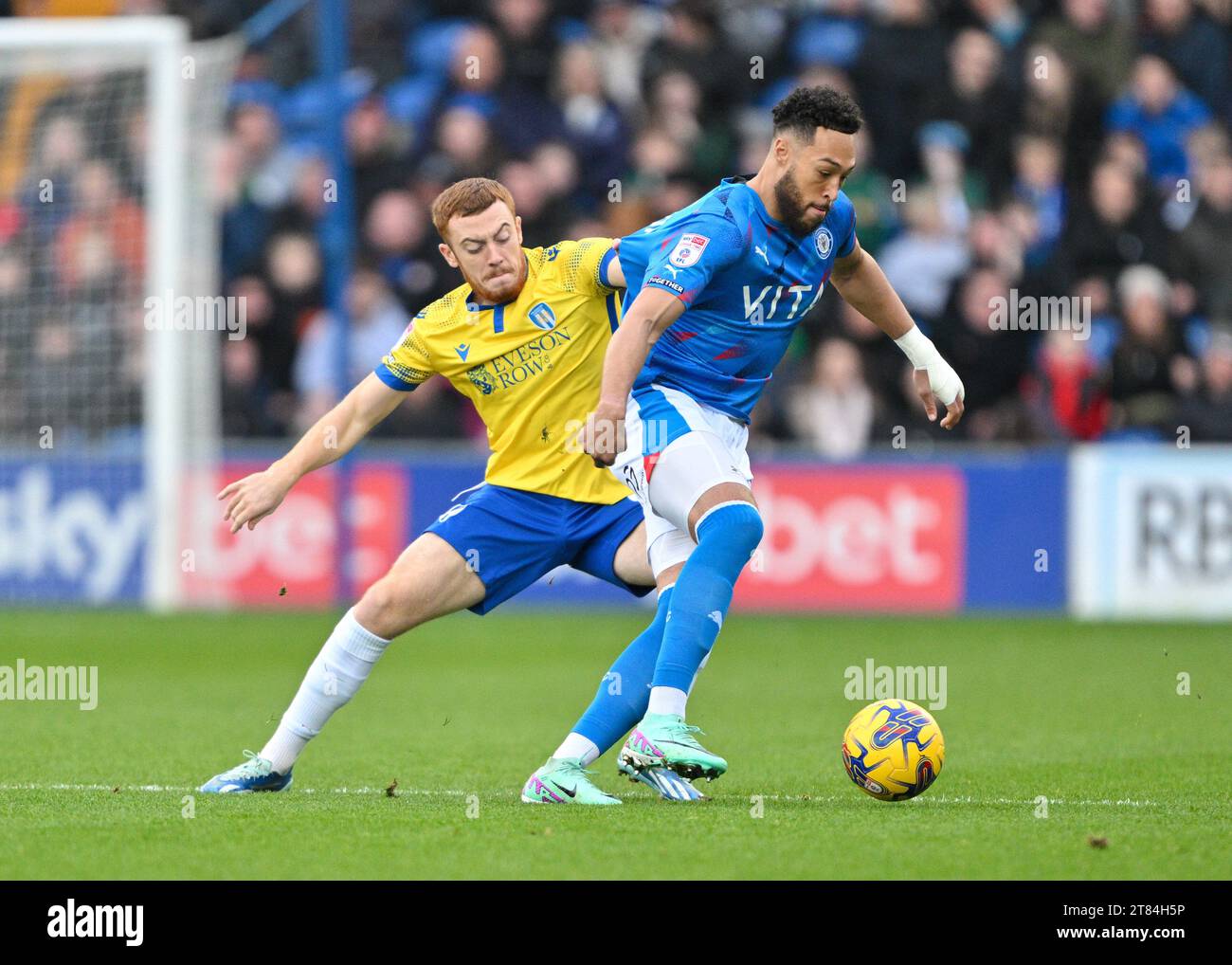 Stockport, Großbritannien. November 2023. Kyle Wootton 19# von Stockport County Football Club und Arthur Read 16# von Colchester United Football Club Schlachten um den Ball, während des Sky Bet League 2 Matches Stockport County gegen Colchester United im Edgeley Park Stadium, Stockport, Großbritannien, 18. November 2023 (Foto: Cody Froggatt/News Images) in Stockport, Vereinigtes Königreich am 18.11.2023. (Foto: Cody Froggatt/News Images/SIPA USA) Credit: SIPA USA/Alamy Live News Stockfoto