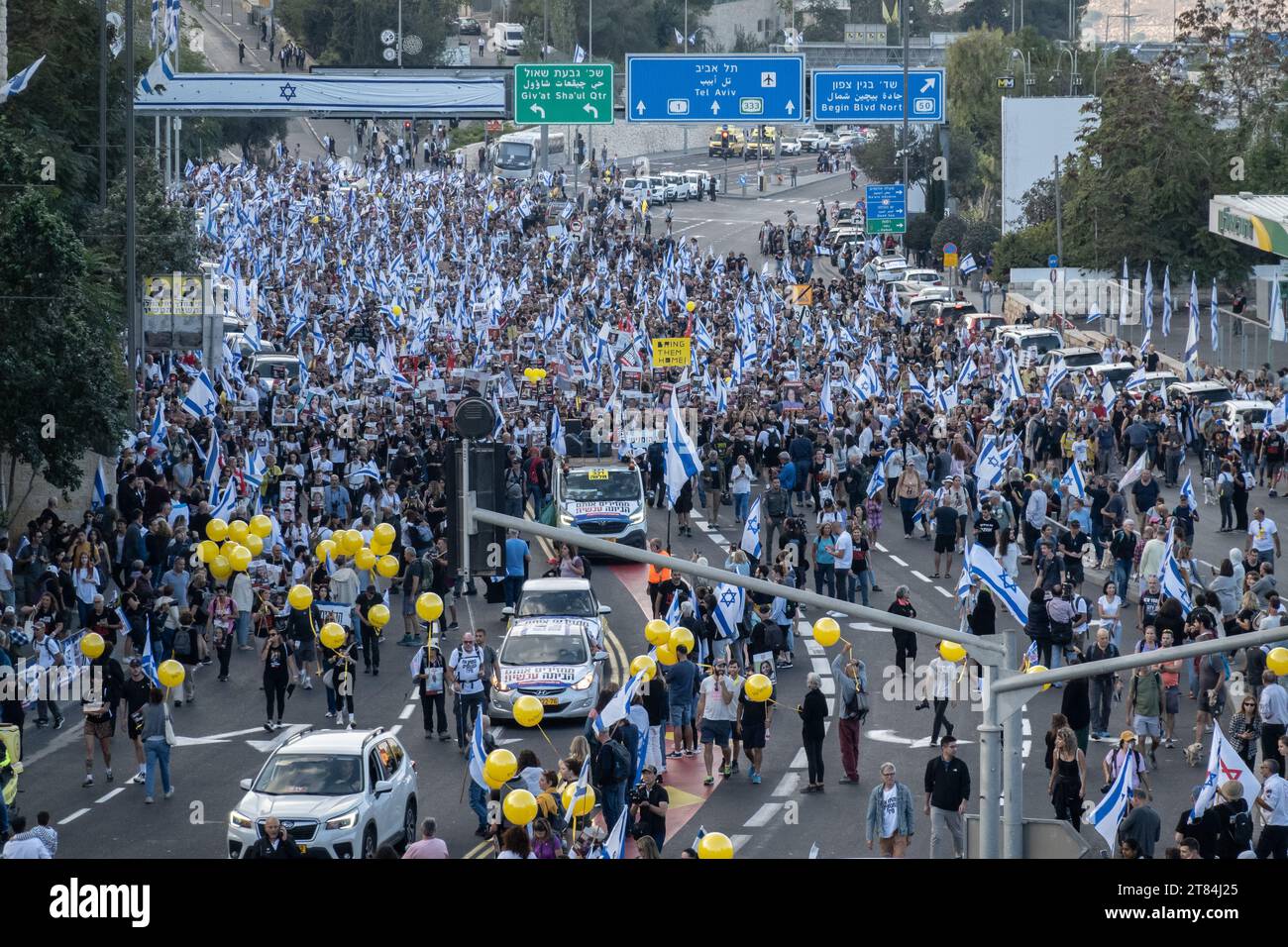 Jerusalem, Israel. November 2023. Familien von Geiseln im Gazastreifen und Tausende von Unterstützern kommen in Jerusalem an und beenden fast den fünftägigen Trek von Tel Aviv, der am 14. November bis zum Büro des Premierministers aufbrach. Sie begannen zu marschieren, als Berichte veröffentlichten, dass Israel und die Hamas in Verhandlungen über eine teilweise Freilassung von Geiseln waren, in der Hoffnung, Entscheidungsträger dazu zu bewegen, ihre Angehörigen nach Hause zu bringen. Israel ist in einen Krieg mit der Hamas verwickelt, nachdem am 7. Oktober 2023 massive Raketenfeuer aus dem Gazastreifen auf Israel geschossen wurden und bewaffnete Männer in israelisches Territorium eindringen konnten Stockfoto