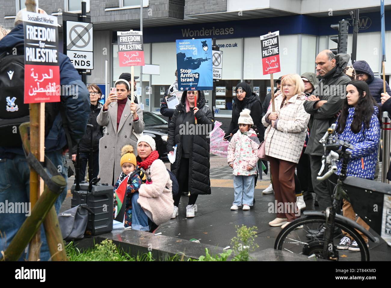 Walthamstow, London, Großbritannien. November 2023. Die Einheimischen forderten Protestforderungen, die Israelis zu bewaffnen! Sowohl die britische Regierung als auch Unternehmen mit Sitz in Großbritannien sind durch ihre Beteiligung am Waffenhandel mit Israel an den Verbrechen Israels gegen Palästinenser mitschuldig. Die westliche Regierung sagt, sie sei für Geld und Profite, unabhängig von den Menschenrechten des palästinensischen Volkes, ohne Armee, die sich verteidigen könnte. Panzer, Kampfjets und die Marine sind in ihrem Kampf gegen die israelische Armee gleich. Während die westliche Regierung Israel schwere Waffen liefert. Die westliche Welt hat zweierlei Maß, warum Palästina Stockfoto