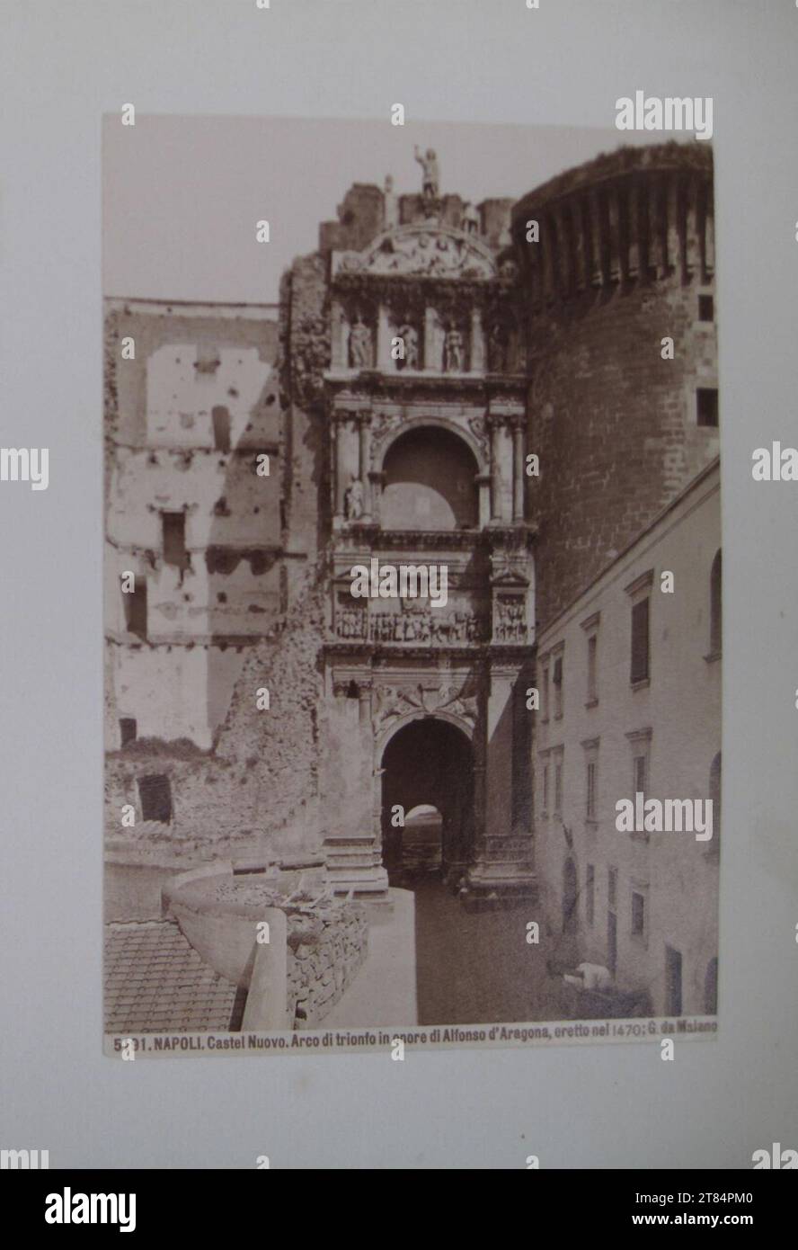 Giorgio Sommer Neapel, Castel Nuovo, Arco di Trionfo zu Ehren von Alfonso von Aragon, 1470 errichtet. Albuminpapier, auf der Schachtel um 1870 Stockfoto