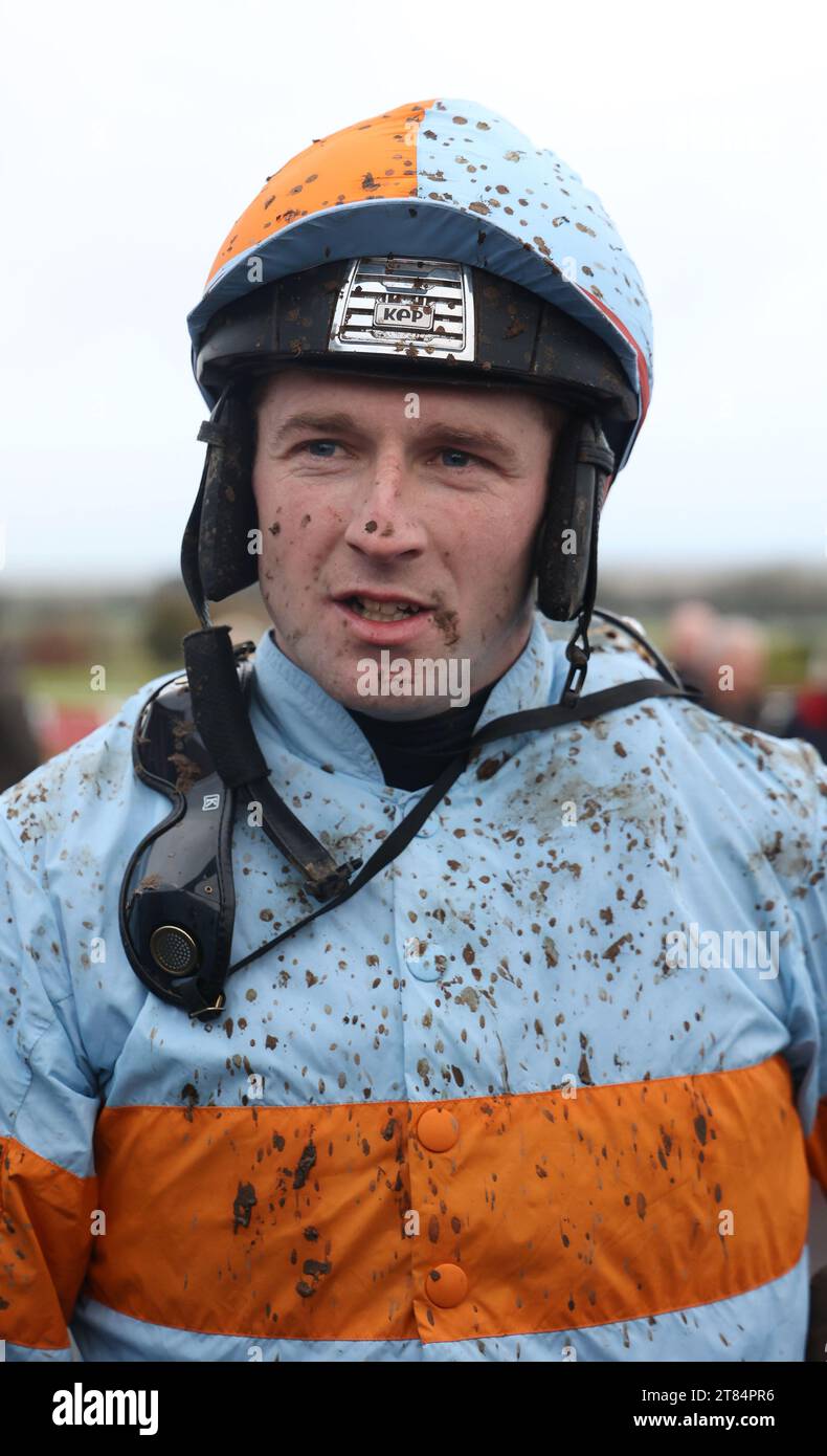 Jockey Gavin Cromwell wird dargestellt, nachdem Springt de La Mare am ersten Tag des Navan Racing Festivals auf der Navan Racecourse die Bar One Racing „garantierte Übernachtungspreise“ (Pro/am) gewann. Bilddatum: Samstag, 18. November 2023. Stockfoto