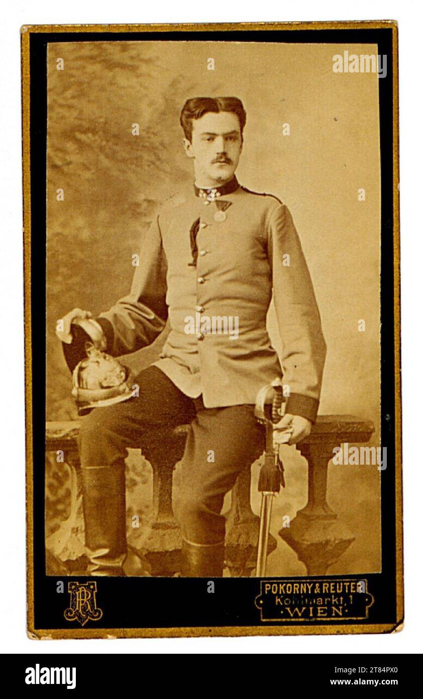 Rupert Pokorny & Anton Reuter Herrenportrait in Eative Uniform mit spitzer Kapuze und Kugel. Albuminpapier / Visitformat 1872-1888 , 1872/1888 Stockfoto