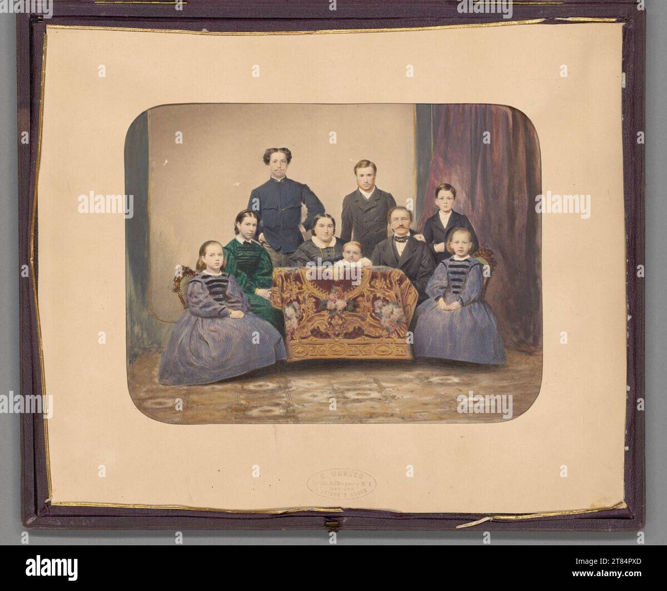 Gustav Wünsch Familienporträt; Alfred Ritter aus Golaszewski. Salzpapierfotografie, eingefärbt in Originalkassette 1864, 1864 Stockfoto