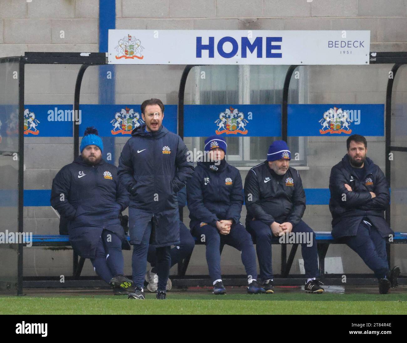 Mourneview Park, Lurgan, County Armagh, Nordirland, Großbritannien. November 2023. Sports Direct Premiership – Glenavon gegen Loughgall Action aus dem heutigen Spiel im Mourneview Park (Glenavon in Blau). Glenavon-Manager Stephen McDonnell. Quelle: CAZIMB/Alamy Live News. Stockfoto