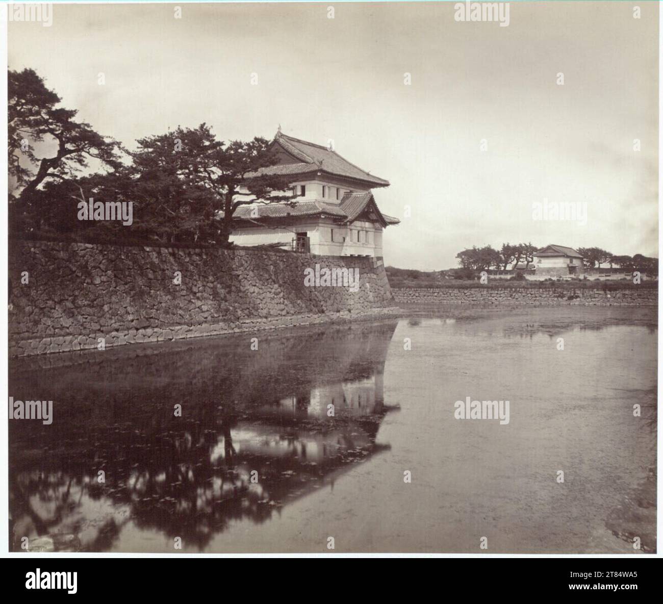 Raimund Stillfried von Rathenitz Eckgebäude der Wachwache aus der Edo-Schlossanlage (weniger wahrscheinlich: Osaka-Burg), mit Reflexion im Wasser. Albuminpapier, auf Kompositionspapier um 1875 Stockfoto