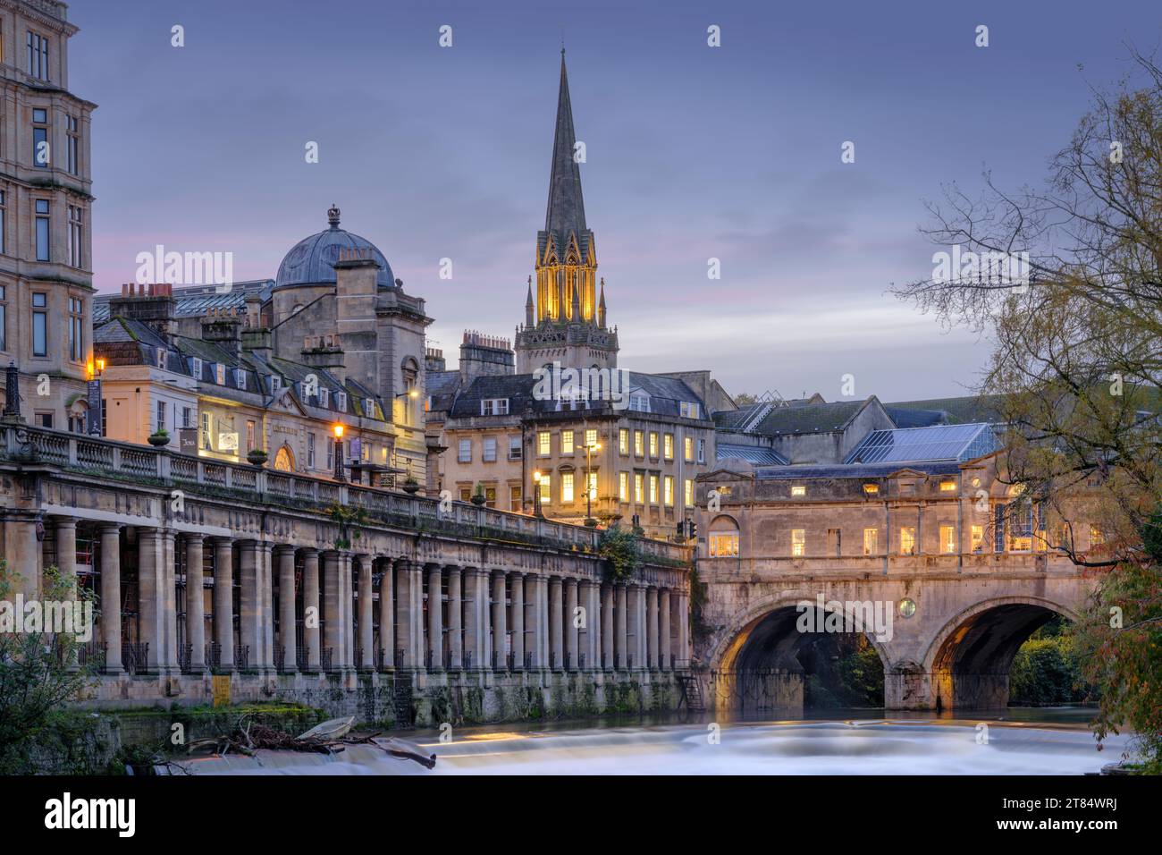 Bath, Somerset - England. An einem kalten Novemberabend in der Abenddämmerung flackern die Lichter in der wunderschönen Stadt Bath an. Die Pulteney Bridge befindet sich über dem fa Stockfoto