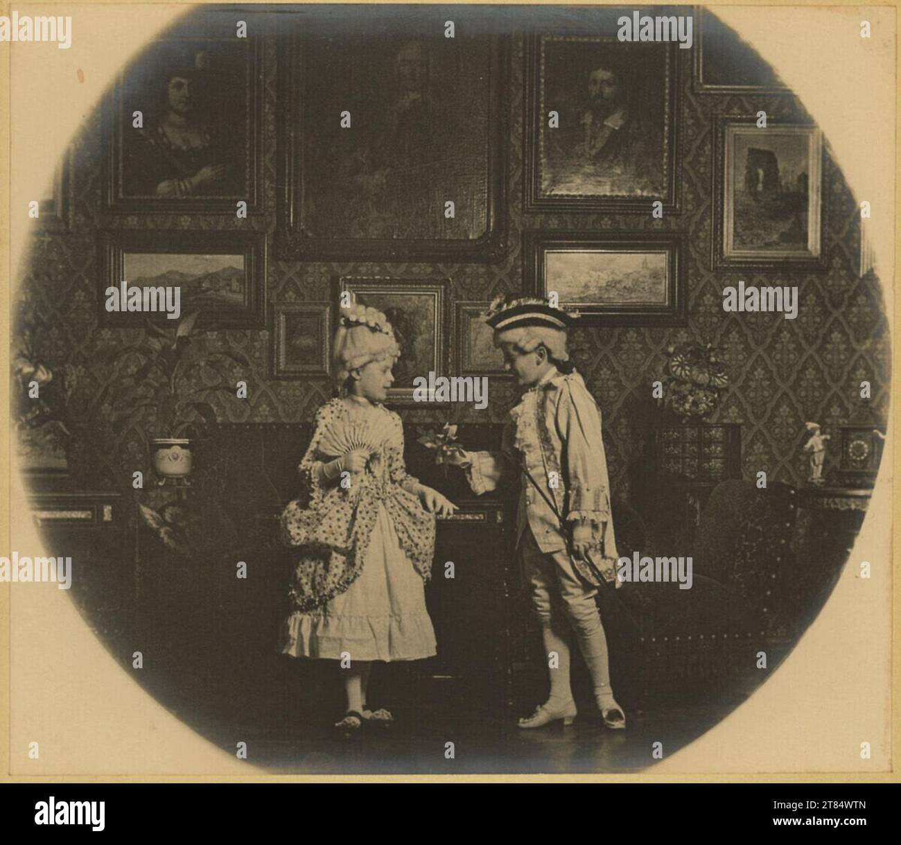 Julius Hofmann zwei Kinder in der historischen Tracht im Salon. Silbernes Gelatinepapier, auf der Box 1889, 1889 Stockfoto