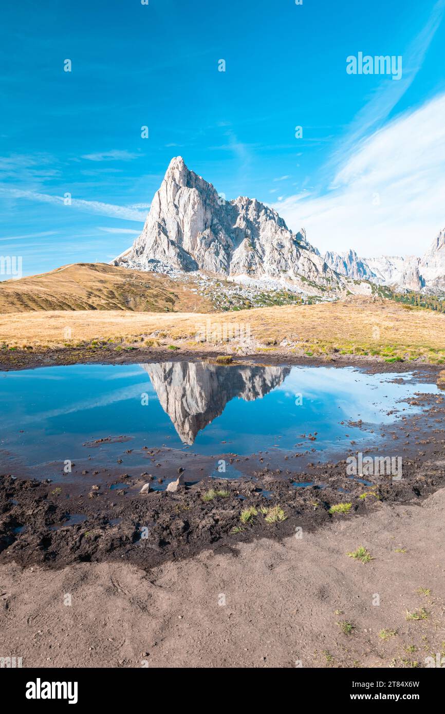 Wunderschönes Spiegelbild eines Berges in einem Teich Stockfoto