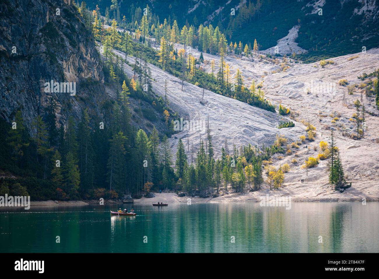 Lago di Prags, Italien im Herbst Stockfoto
