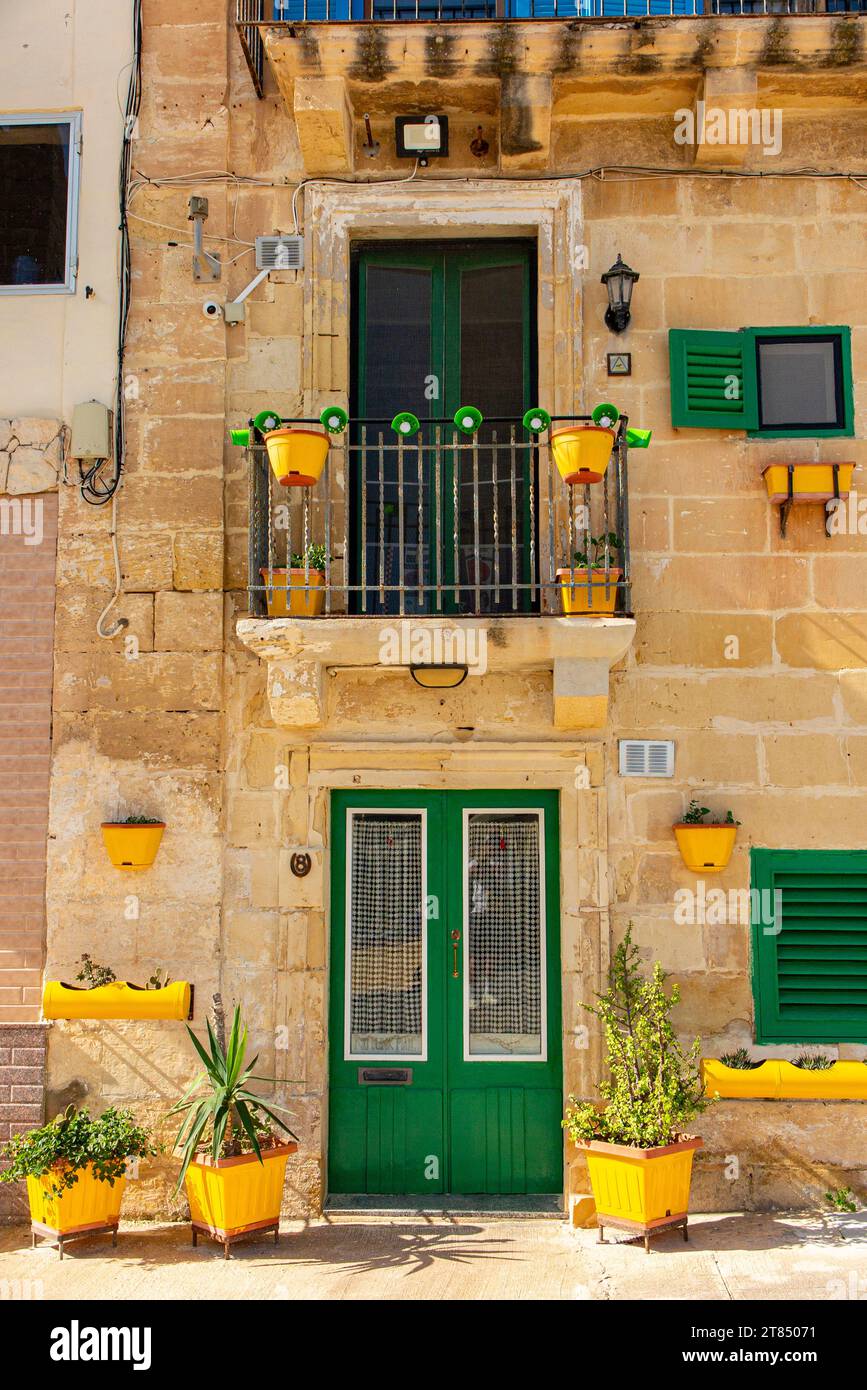 Ein hübsches Haus mit grüner und gelber Fassade in einer der drei Städte in der Nähe von Valletta, Malta. Stockfoto