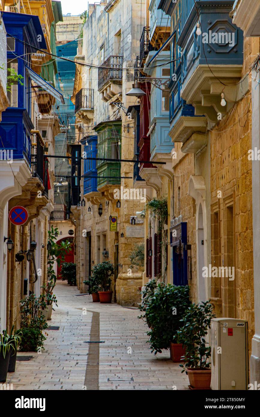 Enge Kopfsteinpflasterstraßen in Birgu, einer der drei Städte in der Nähe von Valletta, Malta. Stockfoto