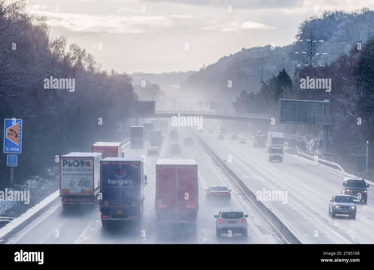 Autobahnverkehr auf einer befahrenen Autobahn, die durch nasses und nebeliges Wetter in Staffordshire England, Großbritannien, fährt. Stockfoto