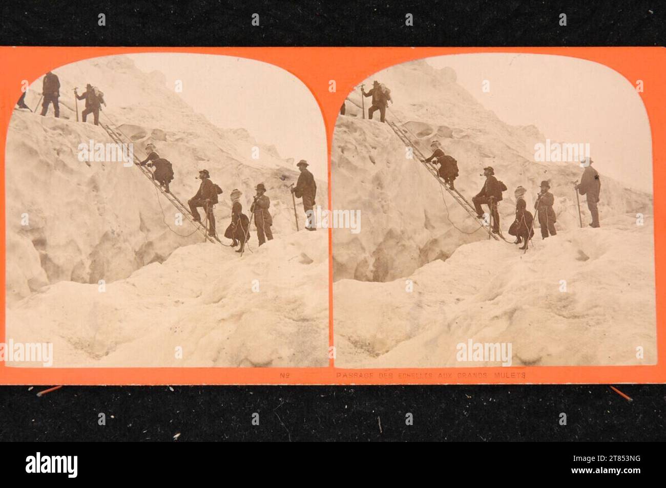 Auguste Garcin Seilschaft mit Leiter beim Übergang über eine Gletschersäule (Durchgang A l'Echelle horizontal). Albuminpapier, auf der Box / Stereoformat um 1875 Stockfoto