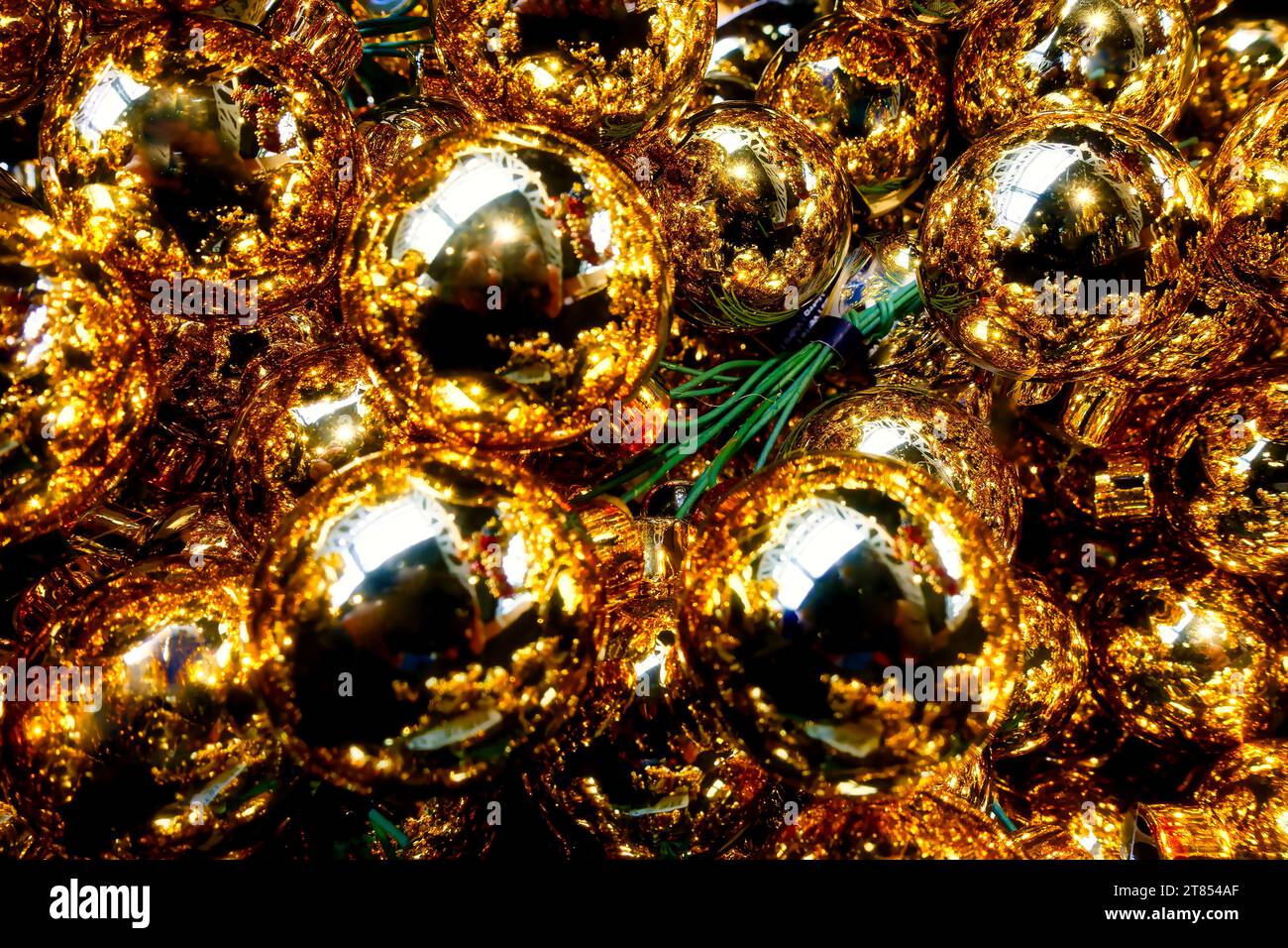 Eine Einrichtung für Dekorationszwecke wie Weihnachten mit glänzenden goldenen weihnachtskugeln, Nahaufnahme von oben Stockfoto