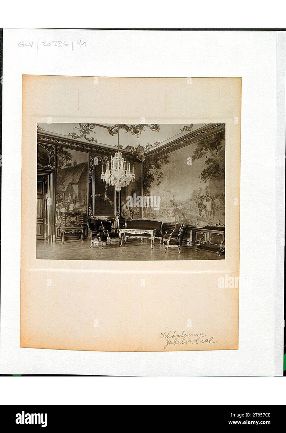 Heinrich-Kessler-Goobeline-Halle im Schloss Schönbrunn bei Wien. Silbernes Gelatinepapier, auf der Schachtel Stockfoto