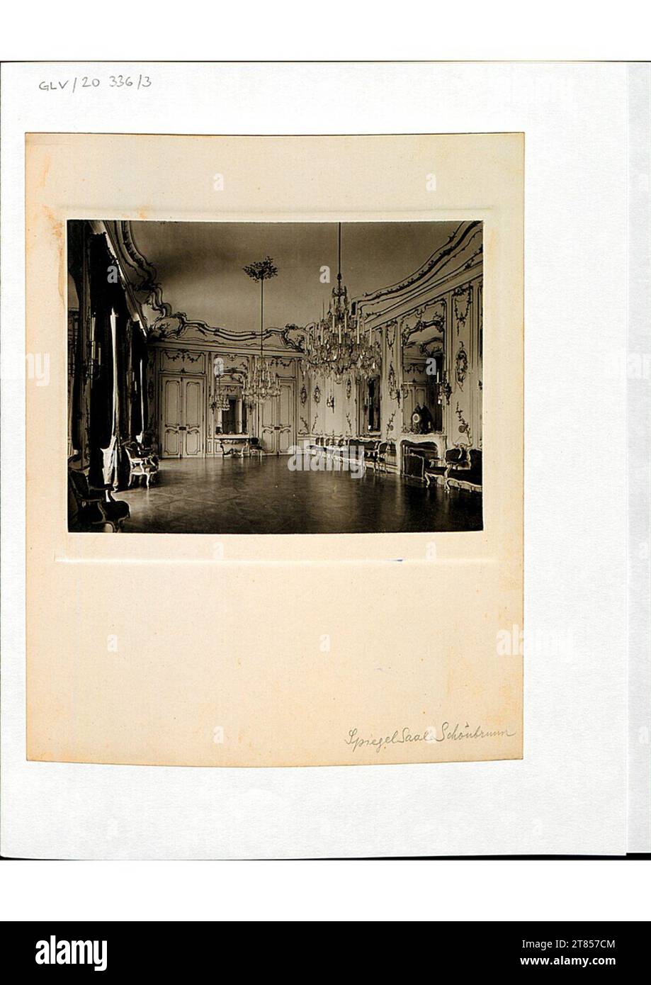 Heinrich Kessler der Spiegelsaal im Schloss Schönbrunn bei Wien. Silbernes Gelatinepapier, auf der Schachtel Stockfoto