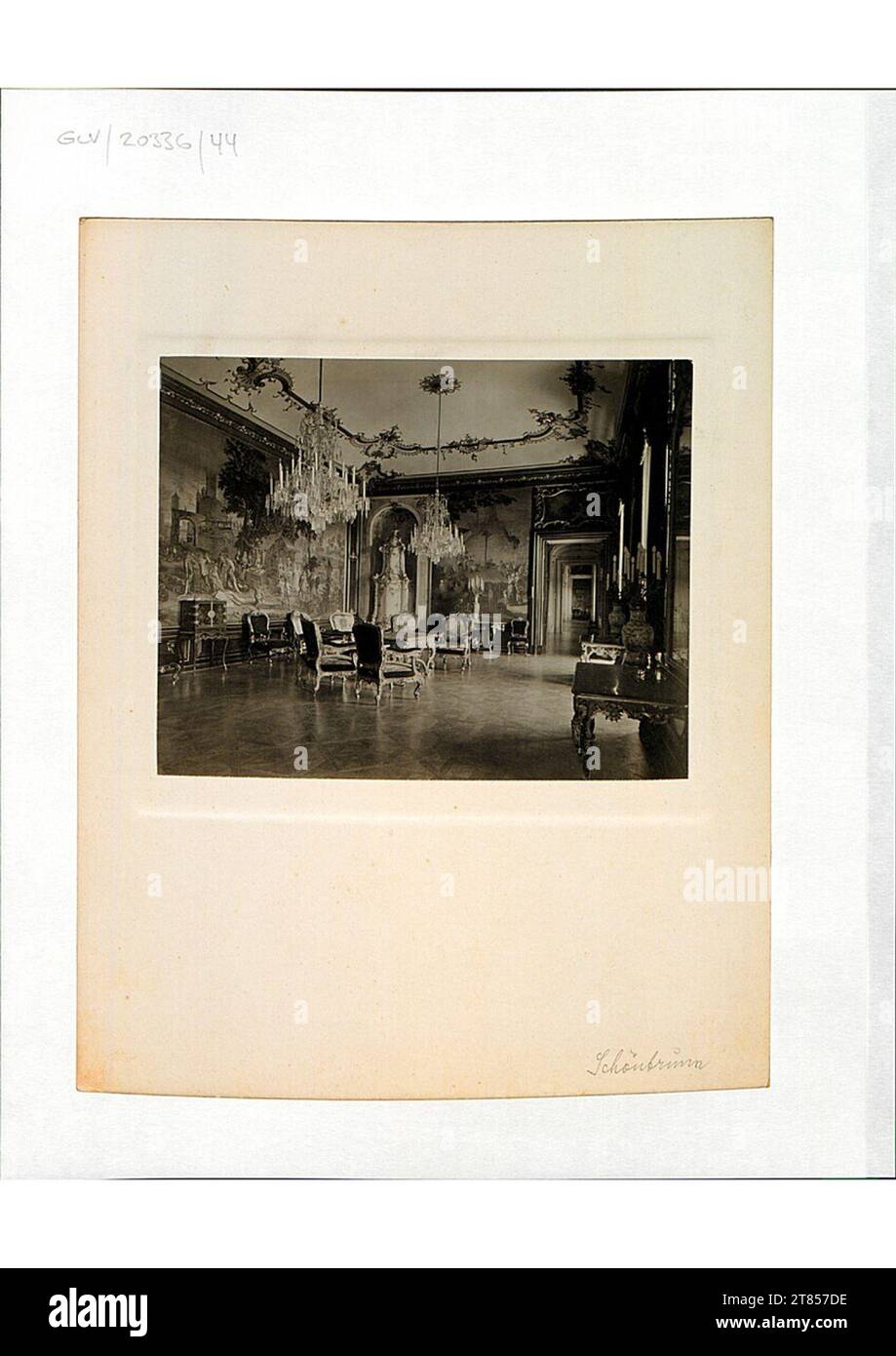 Heinrich Kessler Innenraum im Schloss Schönbrunn bei Wien. Silbernes Gelatinepapier, auf der Schachtel Stockfoto
