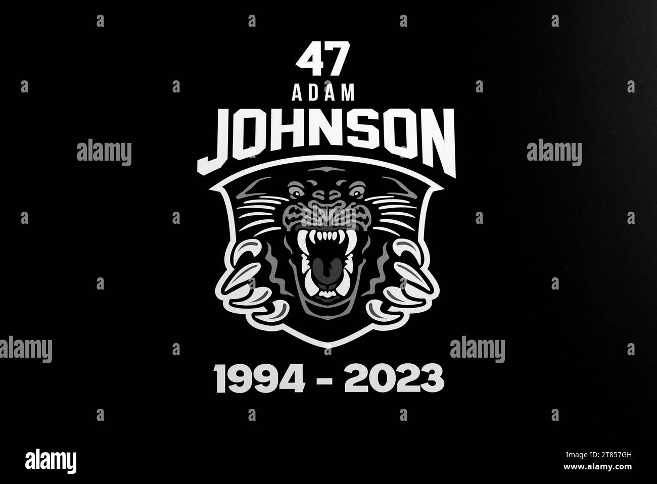 Eine allgemeine Ansicht einer Hommage an Adam Johnson von Nottingham Panthers vor dem Adam Johnson Memorial Game in der Motorpoint Arena in Nottingham. Johnson starb an einer Verletzung, die er während des Challenge Cup-Spiels der Nottingham Panthers gegen Sheffield Steelers im Oktober erlitt. Bilddatum: Samstag, 18. November 2023. Stockfoto