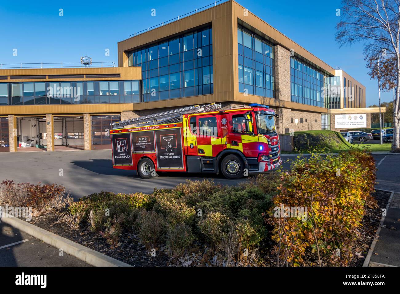 Feuerwehrauto verlässt die Feuerwache auf blauem Licht, South Park, South Park Avenue, Lincoln City, Lincolnshire, England, Großbritannien Stockfoto