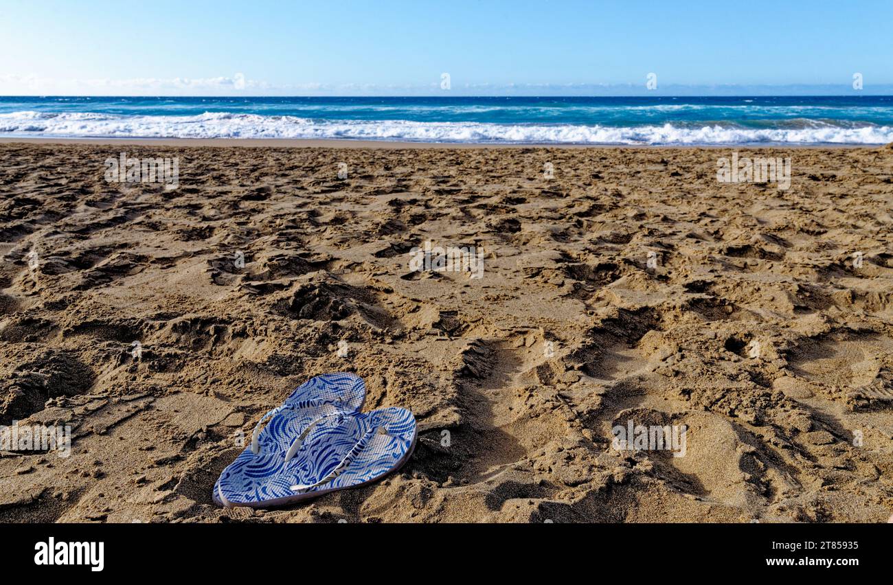 Reiseziel - Flipflops auf Playa de Cofete, Halbinsel Jandia, Fuerteventura, Kanarische Inseln, Spanien - 21.009.2023 Stockfoto