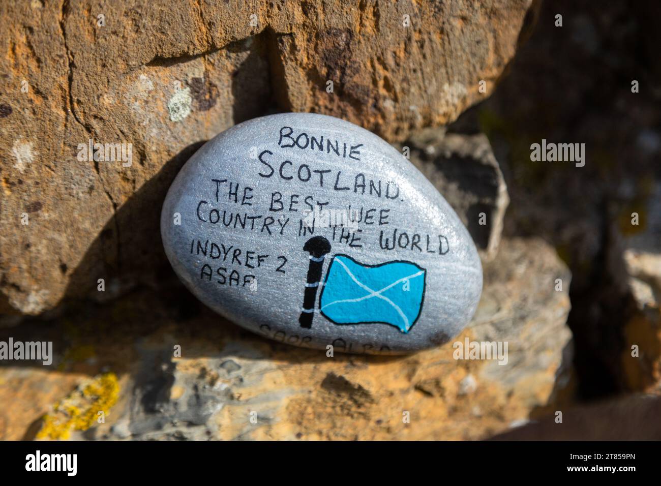 Gemalter Stein zur Förderung des zweiten schottischen Unabhängigkeitsreferendums an einem abgelegenen Ort in Orkney, Schottland, Großbritannien 2023 Stockfoto