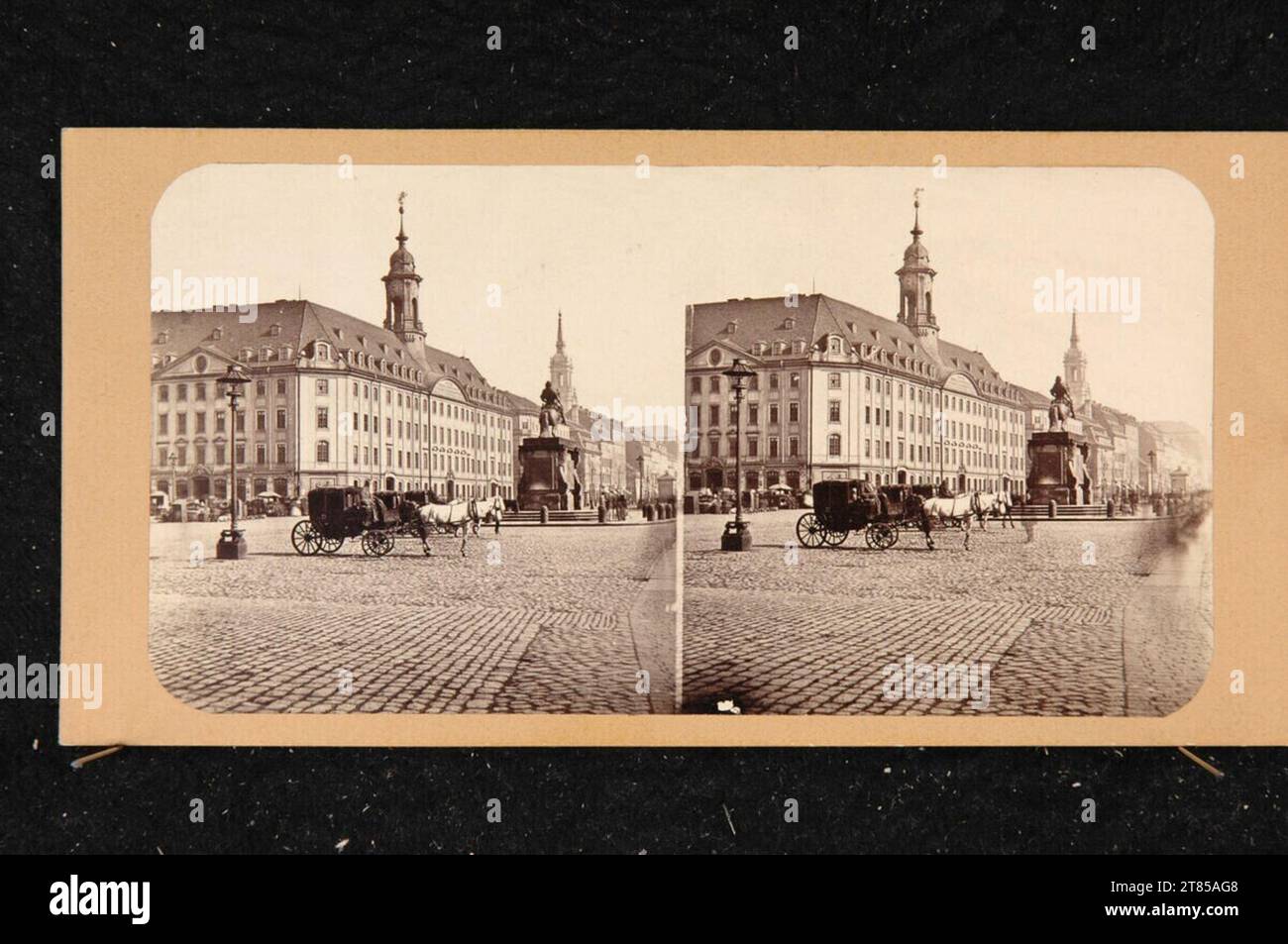 Anonym der „Goldene Reiter“, Reiterstatue des sächsischen Kurfürsten und polnischen Königs August des Starken auf dem Neustädter Markt in Dresden zwischen Augustusbrücke und Hauptstraße. Albuminpapier, auf der Box / Stereoformat um 1865 Stockfoto