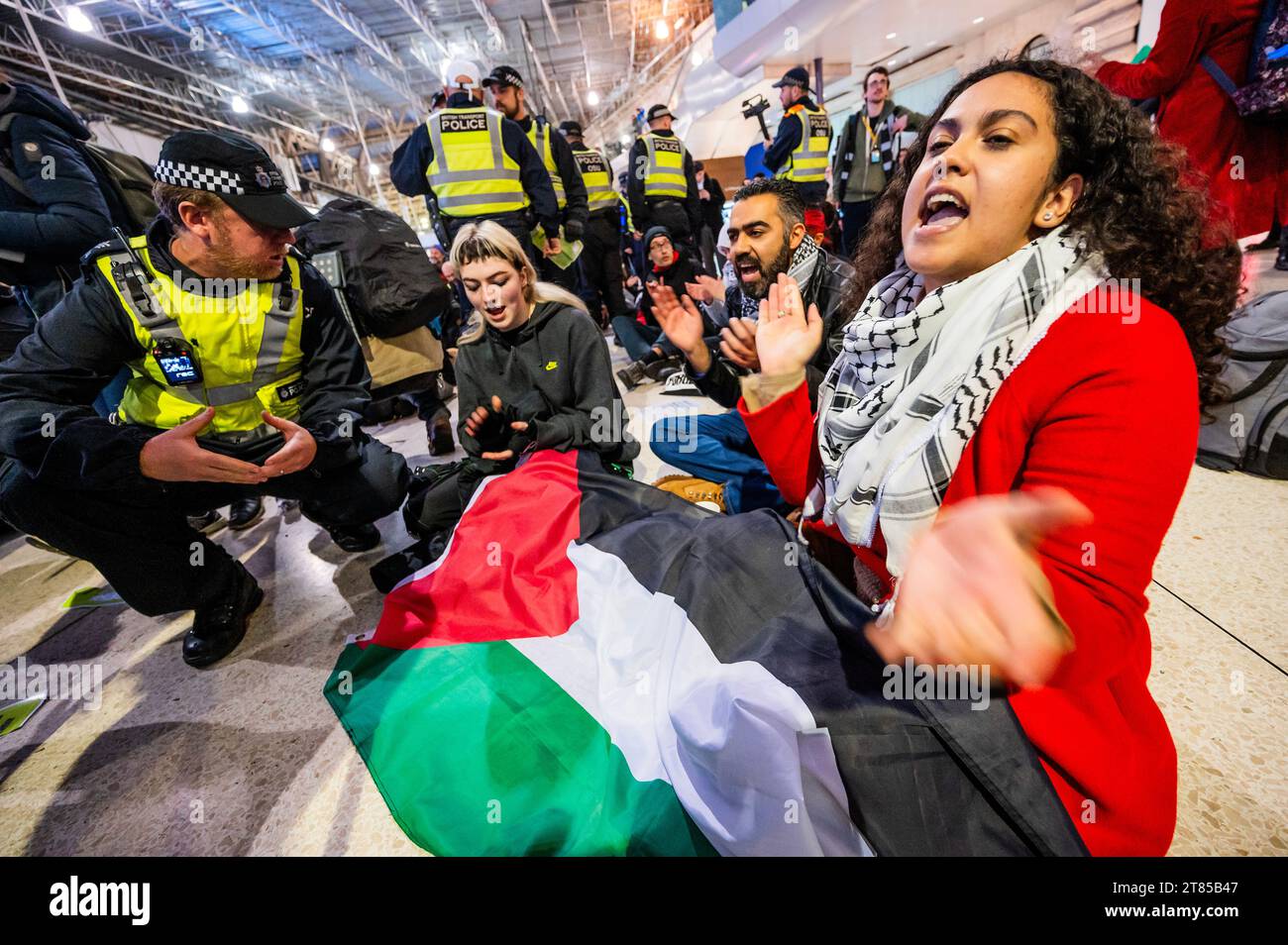 London, Großbritannien. November 2023. Palästinenser protestieren und fordern jetzt eine Waffenruhe in Waterloo, obwohl die Polizei eine Mitteilung gemäß Abschnitt 14 ausstellt. Die Menge reagiert weiterhin auf den jüngsten Ausbruch der Gewalt und die israelische Reaktion im Gazastreifen. Der Protest wurde von Stop the war, der Palestine Solidarity Campaign UK und Friends of Al Aqsa organisiert. Guy Bell/Alamy Live News Stockfoto