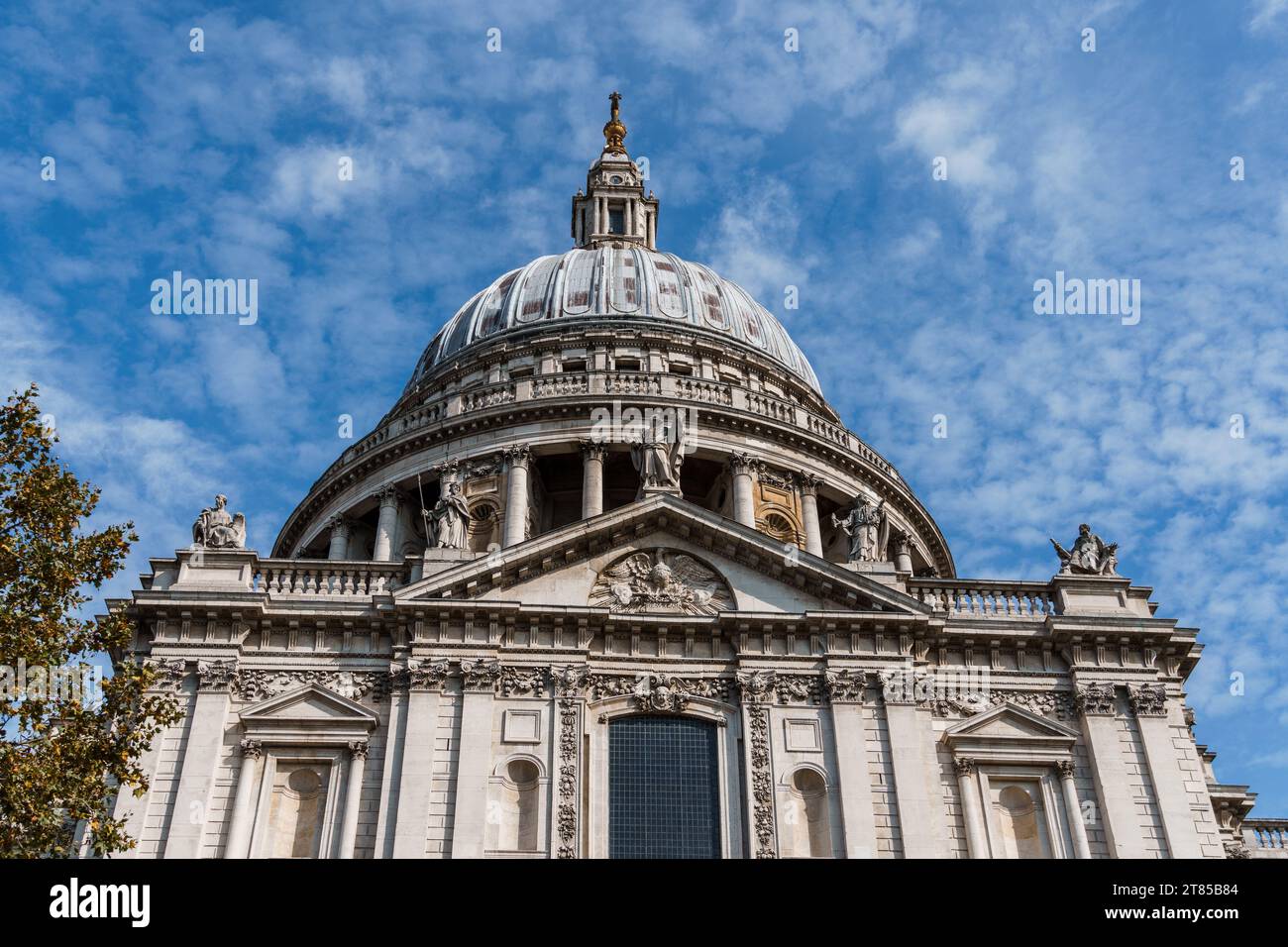 Flacher Blick auf den Dom der St. Paul Cathedral in London Stockfoto