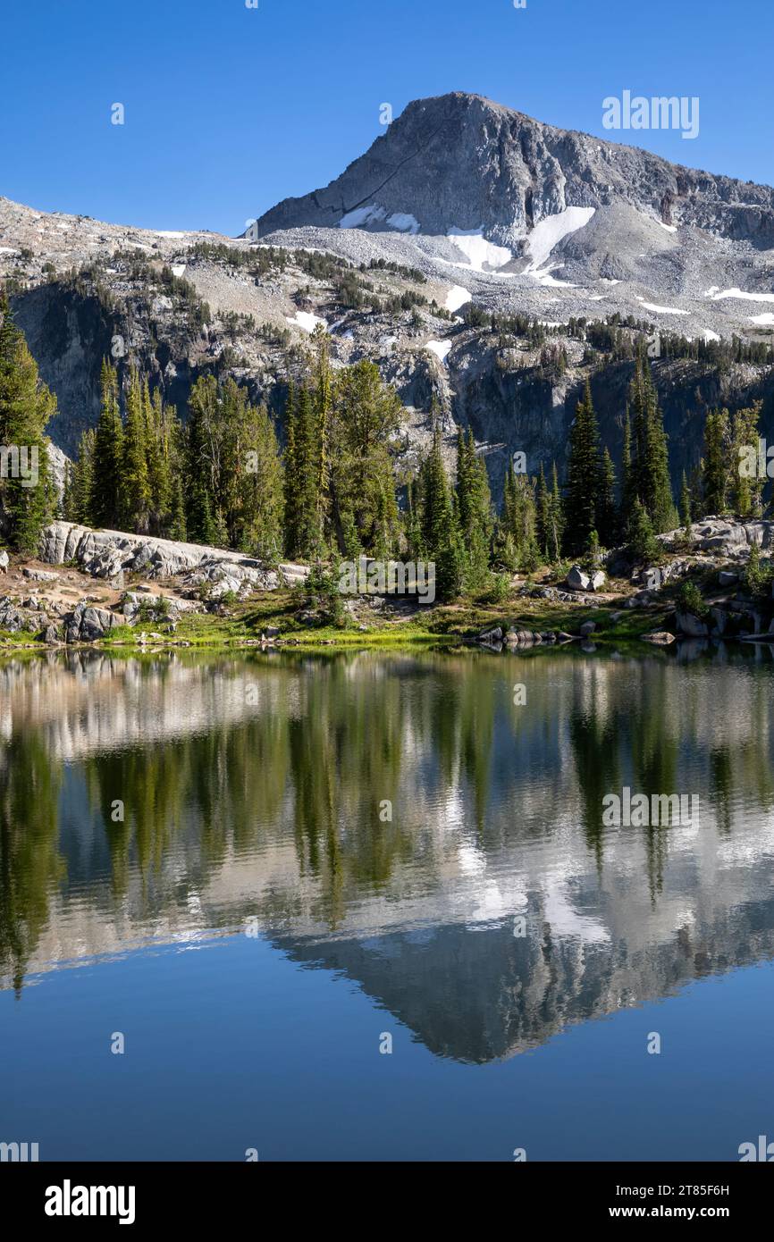 OR02798-00...WASHINGTON - Eagle Cap Peak reflektiert im Sunshine Lake; Eagle Cap Wilderness. Stockfoto