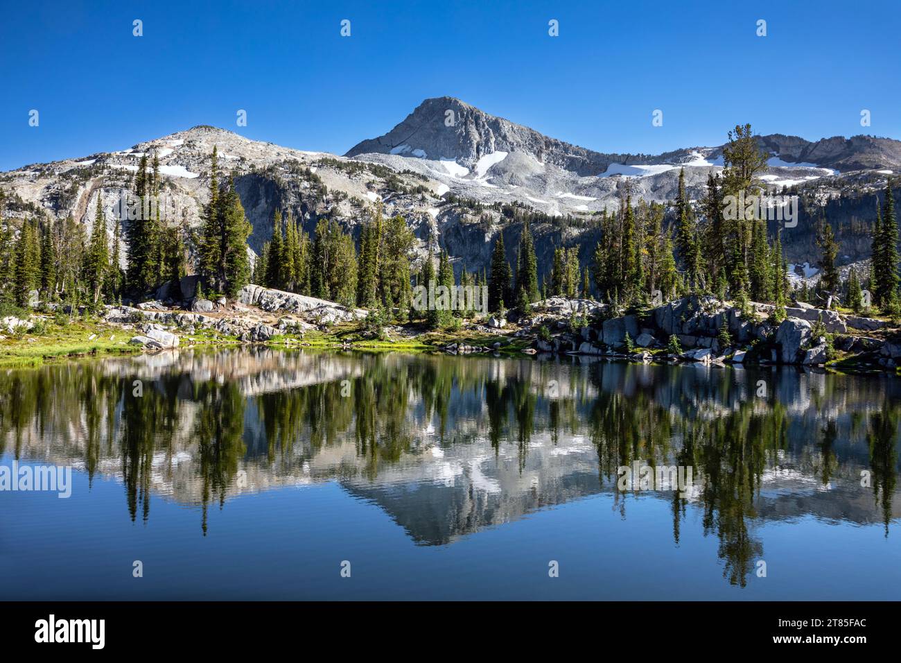 OR02799-00...WASHINGTON - Eagle Cap Peak reflektiert im Sunshine Lake; Eagle Cap Wilderness. Stockfoto
