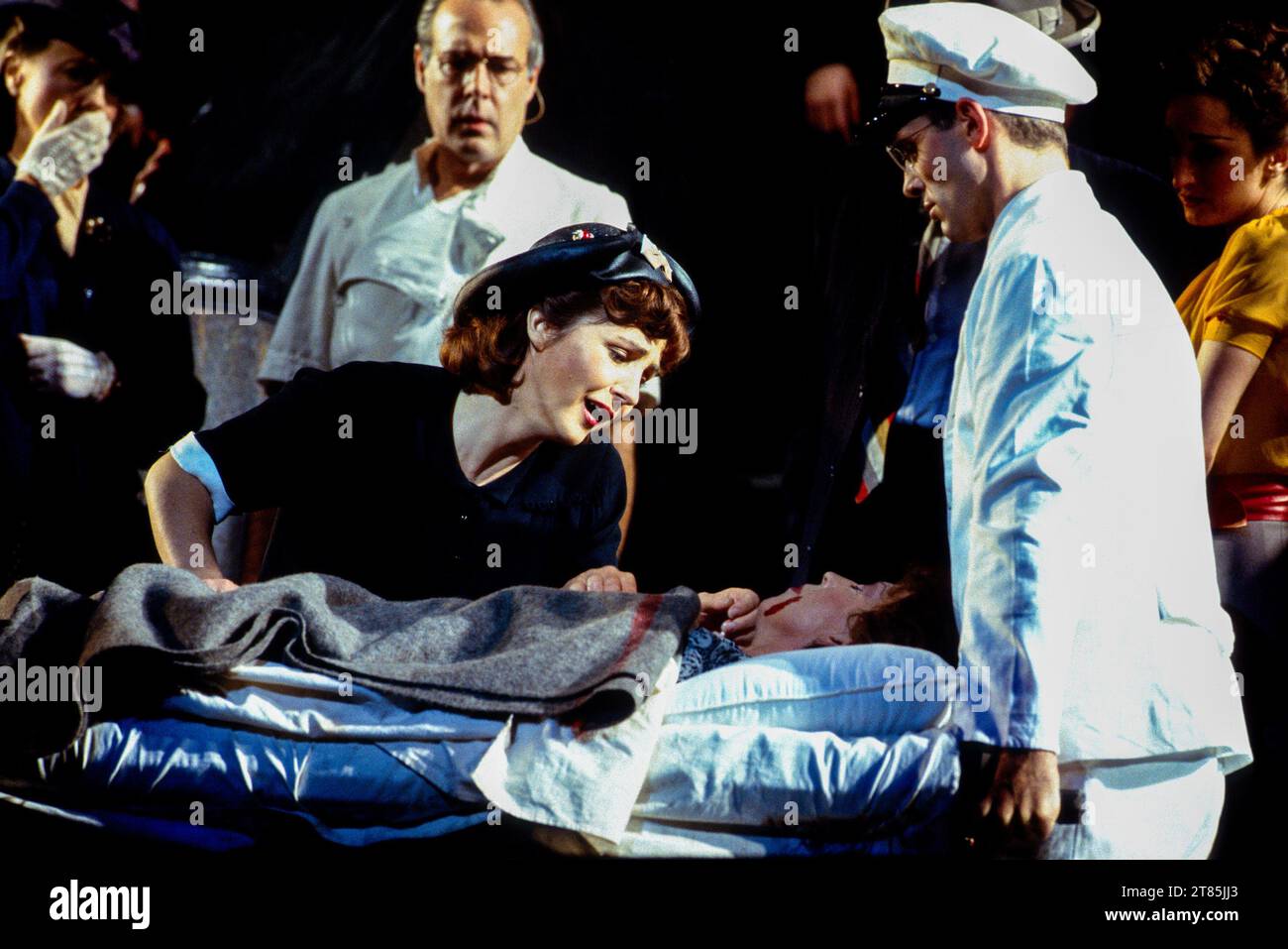 Rose trauert über ihre tote Mutter: Lesley Garrett (Rose Maurrant) in der STRASSENSZENE an der English National Opera (ENO), London Coliseum, London WC2 27/08/1993 Koproduktion mit Scottish Opera Musik: Kurt Weill Buch: Elmer Rice Text: Langston Hughes Dirigent: Carl Davis Design: David Fielding Beleuchtung: Paul Pyant Original Choreograf: David Toguri Originalregisseur: David Pountney Stockfoto