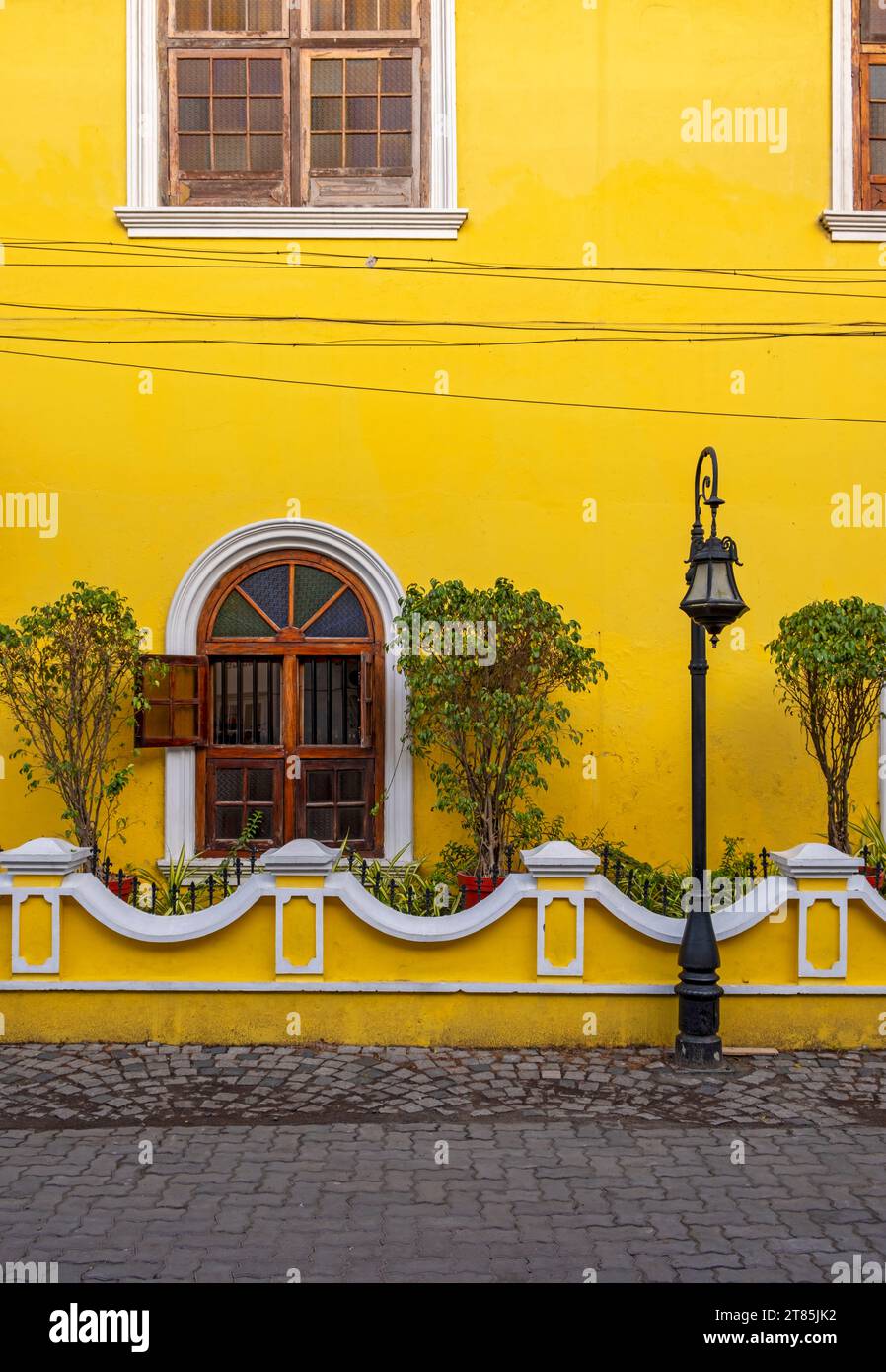 Gelbe Hausfassade, Fort Kochi, Cochin, Kerala, Indien Stockfoto