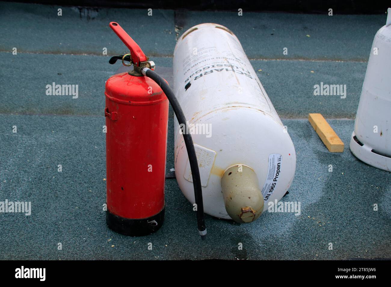 Für Notfälle steht auf einer Baustelle ein Feuerlöscher zur Verfügung Stockfoto