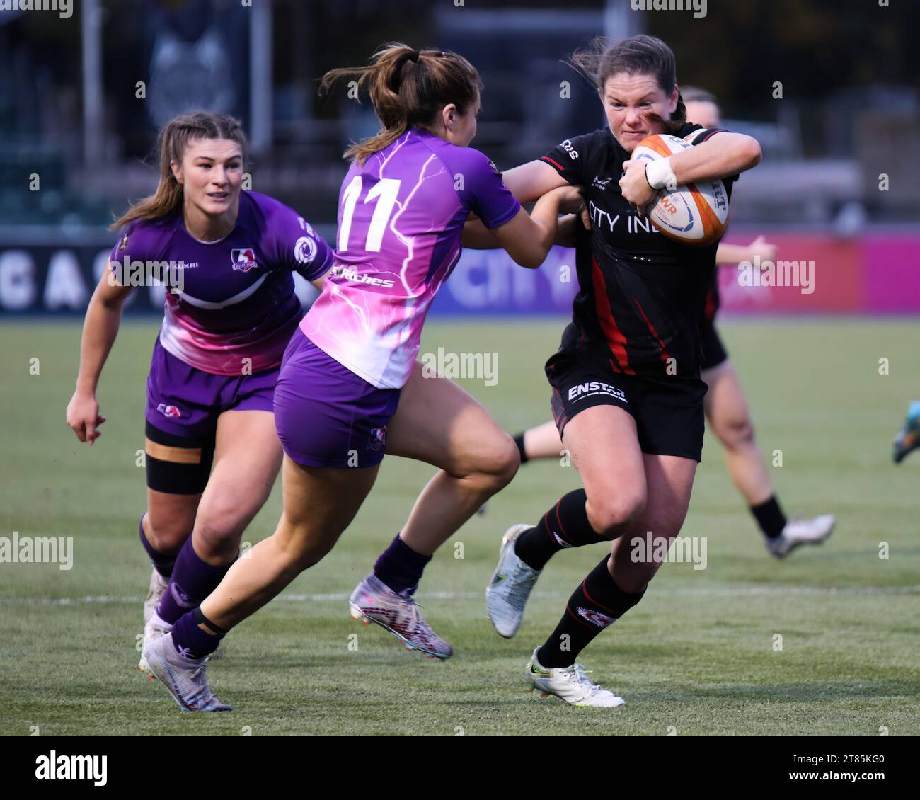 LONDON, Großbritannien – 18. NOVEMBER 2023: Leanne Infante (R) während eines Premiership Women's Rugby Encounter zwischen Saracens und Loughborough Lightning bei StoneX S Stockfoto