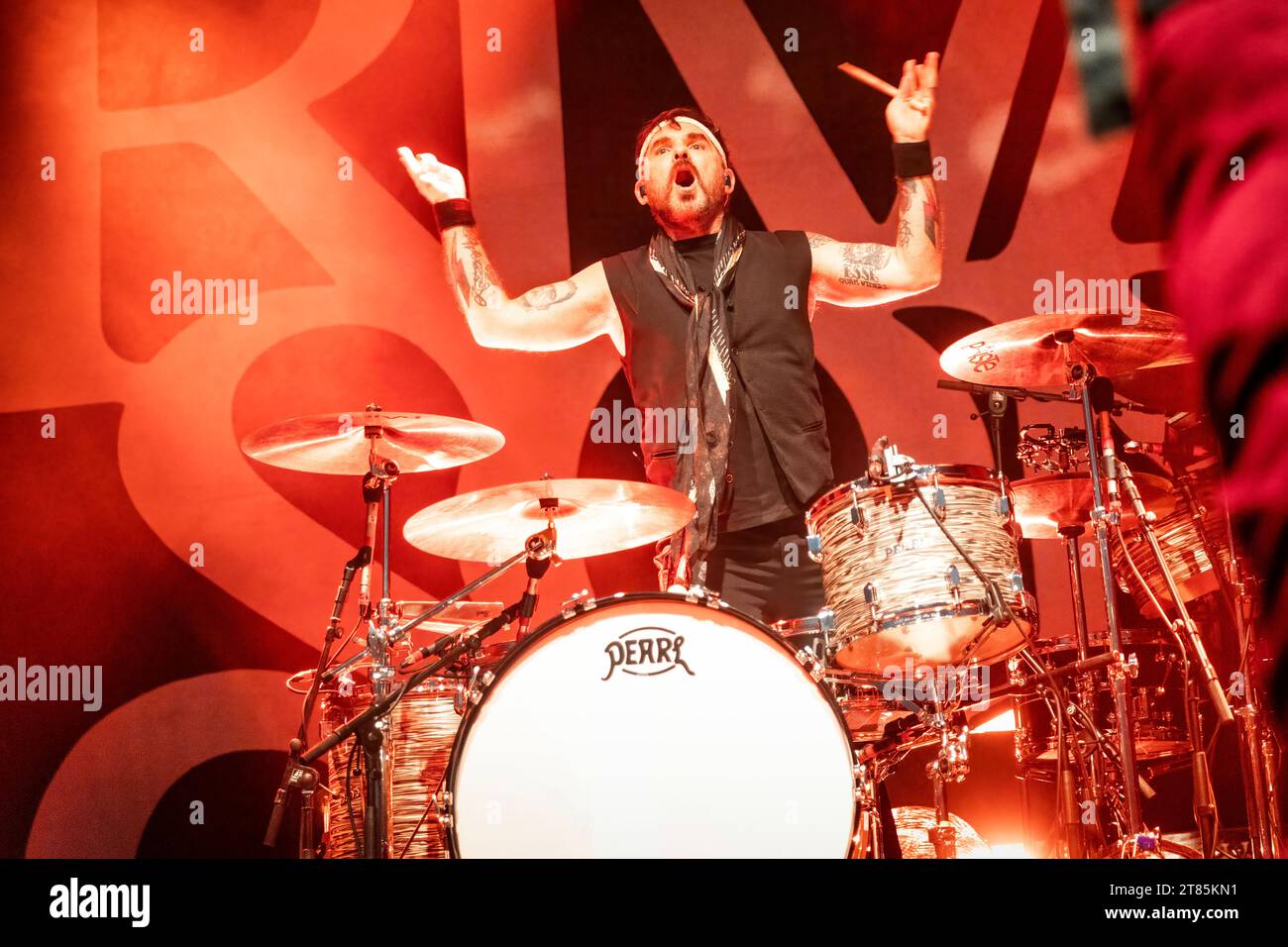 Oslo, Norwegen. November 2023. Die US-amerikanische Rockband Rival Sons gibt ein Live-Konzert in der Sentrum Scene in Oslo. Hier wird Schlagzeuger Mike Miley live auf der Bühne gesehen. (Foto: Gonzales Photo/Alamy Live News Stockfoto