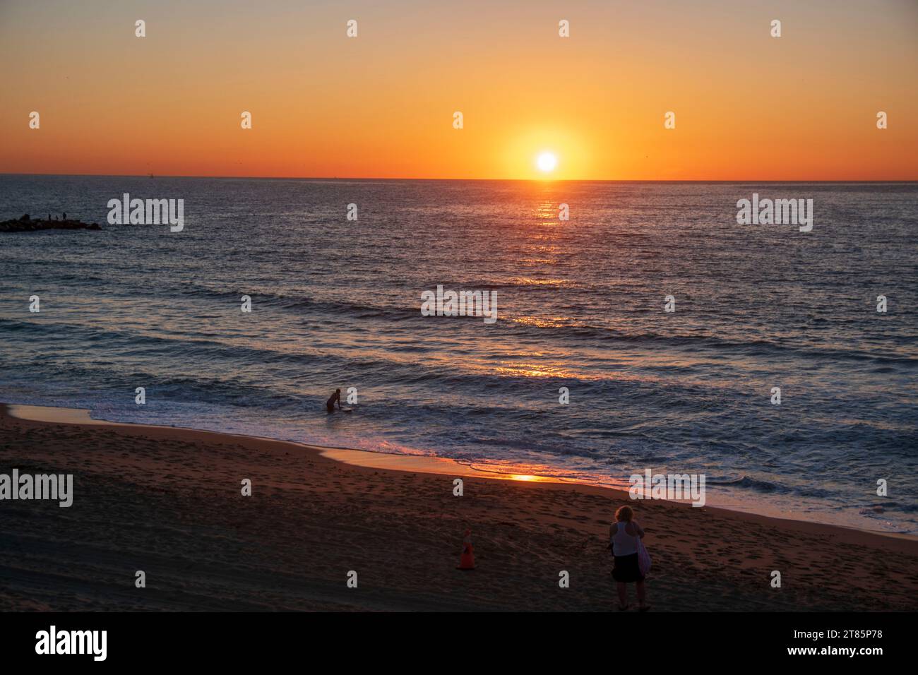 Die Sonnenuntergänge in Redondo Beach, CA, USA, sind so schön, dass die Leute anhalten, um zu beobachten. Stockfoto