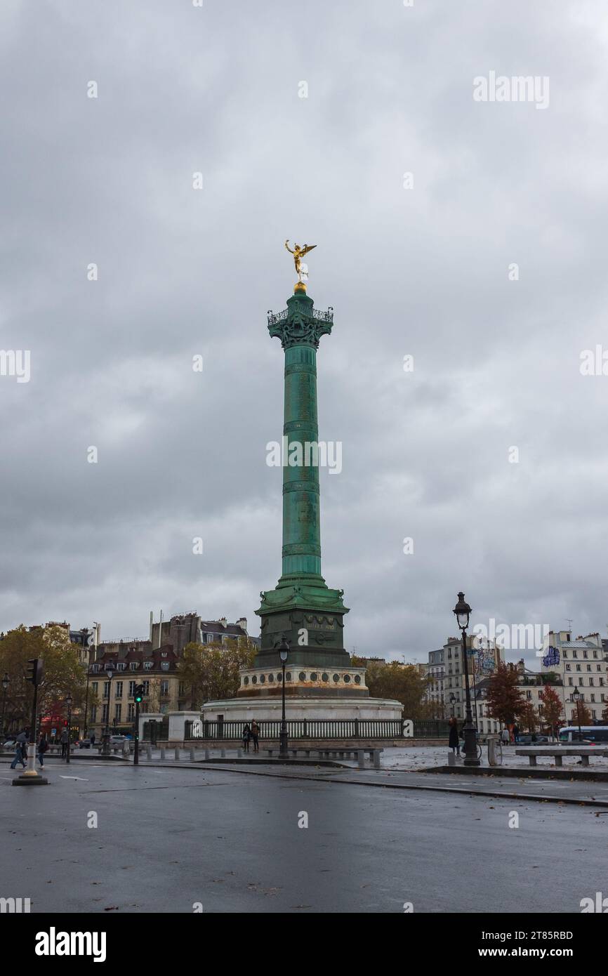 Paris, Frankreich, 2023. Juli-Säule und Génie de la Liberté vor einem sehr bewölkten Himmel im Herbst (vertikal) Stockfoto