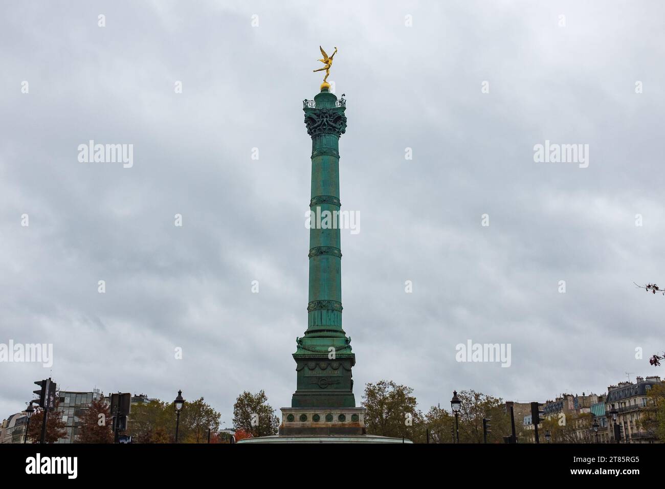 Paris, Frankreich, 2023. Die Julisäule und Génie de la Liberté vor einem sehr bewölkten Himmel im Herbst Stockfoto