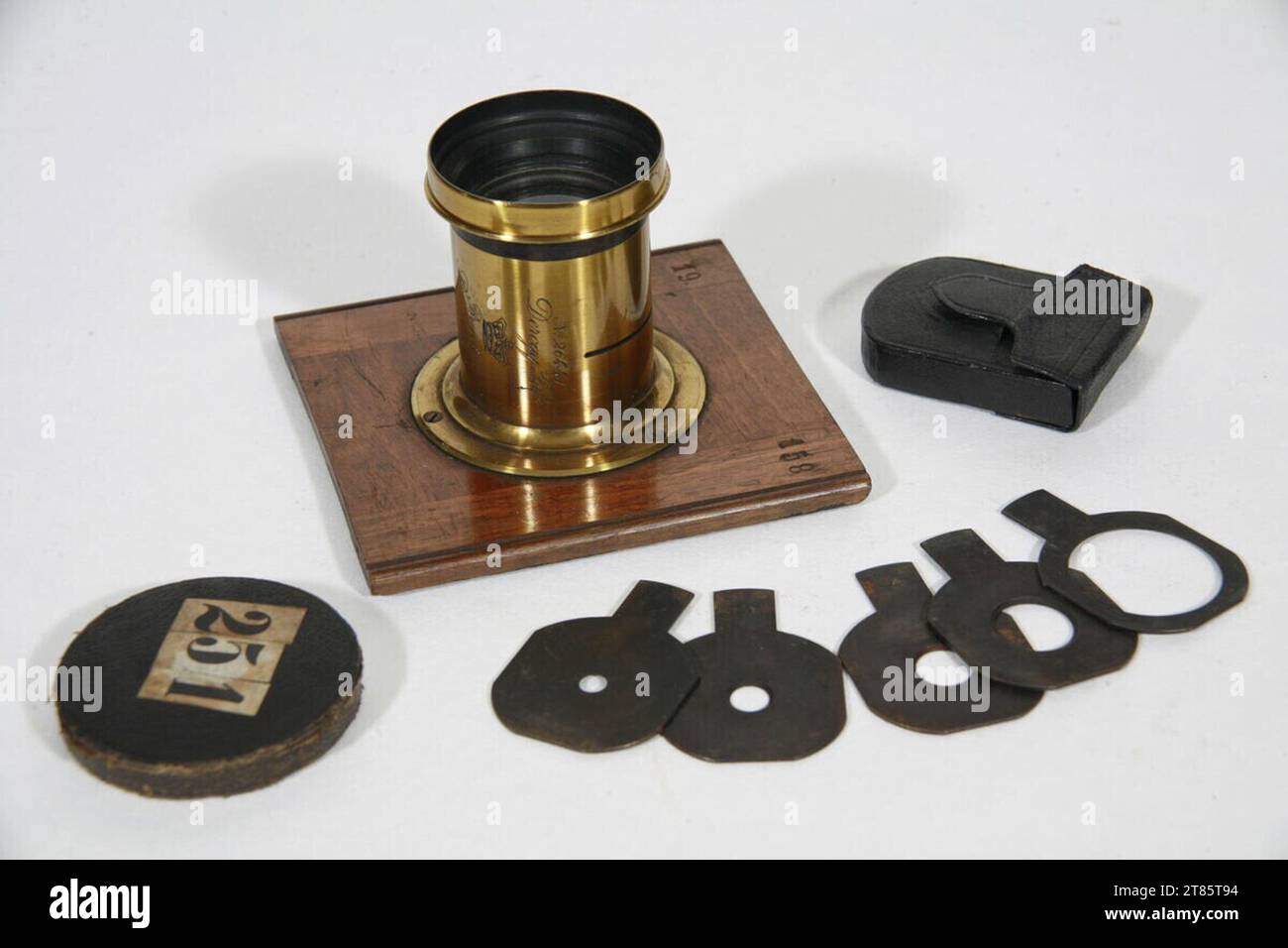 Derogy Paris & London (Produzent in) flach, Serie 3, Nr. 26441, f:/ 19 cm 1: 5,7, mit 5 Steckblenden. Glas, Messingrahmen, Holzlinse Standard 1890 , 1890 Stockfoto