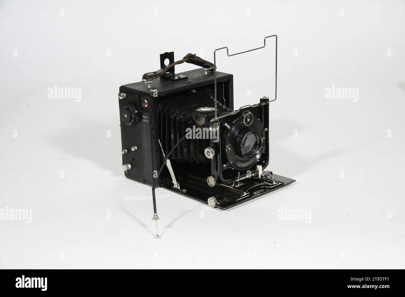 Welta Kamera-Werke (Produzent in) Doppelverriegelungskamera 9 x 12 cm mit ausklappbarem Laufboden, 3-fach-Auszug, brillanter Bildsucher, U-Standard hoch- und quer verstellbar; Zeiss Tessar Nr. 98785 1: 4,5, f = 150 mm mit compur-Schloss; zusätzlicher Schlitzverschluss 1/10- 1/100, 6 Blechkassetten, 1 Kugelkopf, Filterset gelb, 2-Draht-Trigger, Ledertasche, Holzstativ. Glas, Metall, Leder um 1920 Stockfoto