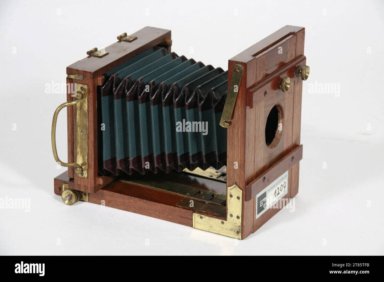Anonym (Produzent in) Reisekamera - 18 x 24 cm, mit drei Doppelkassetten. Holz um 1880 Stockfoto