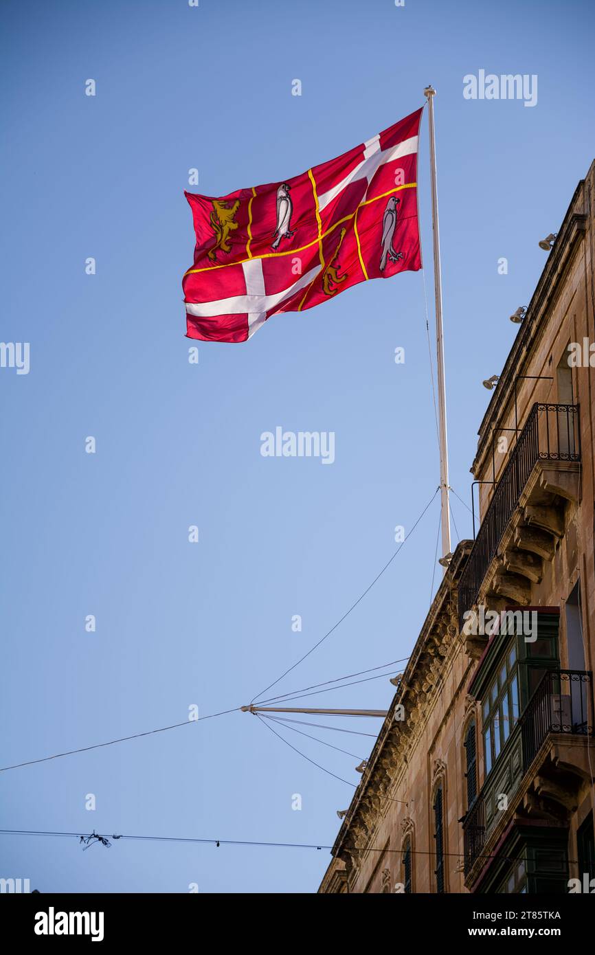 Die Flagge von Großmeister La Vallette, die über das Gebäude auf der Republic Street fliegt Stockfoto