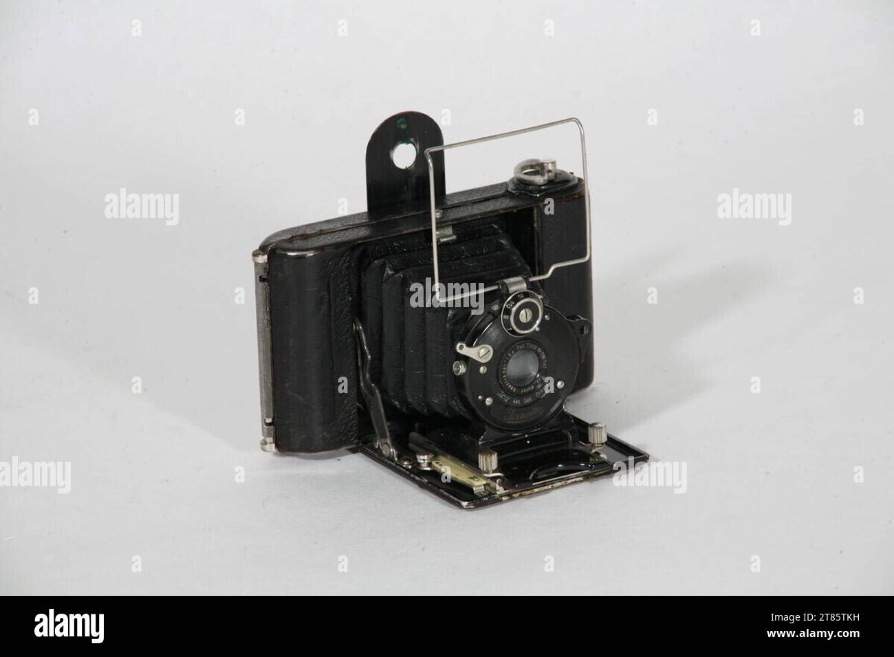 ICA AG (Produzent in) Rollfilm-Folap-Kamera „iCarette“ – 4 x 4 cm. Metall 1920-1930 , 1920/1930 Stockfoto ICA AG (Produzent in) Rollfilm-Folap-Kamera „iCarette“ – 4 x 4 cm. Metall 1920-1930 , 1920/1930 Stockfoto
