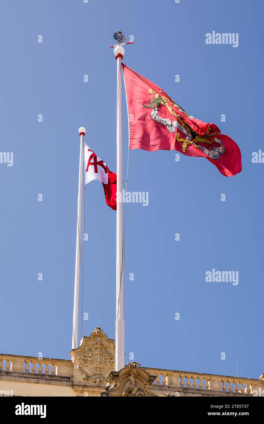 Die Flagge von Malta und der Großmeister der Zurrieq Philharmonie Stockfoto