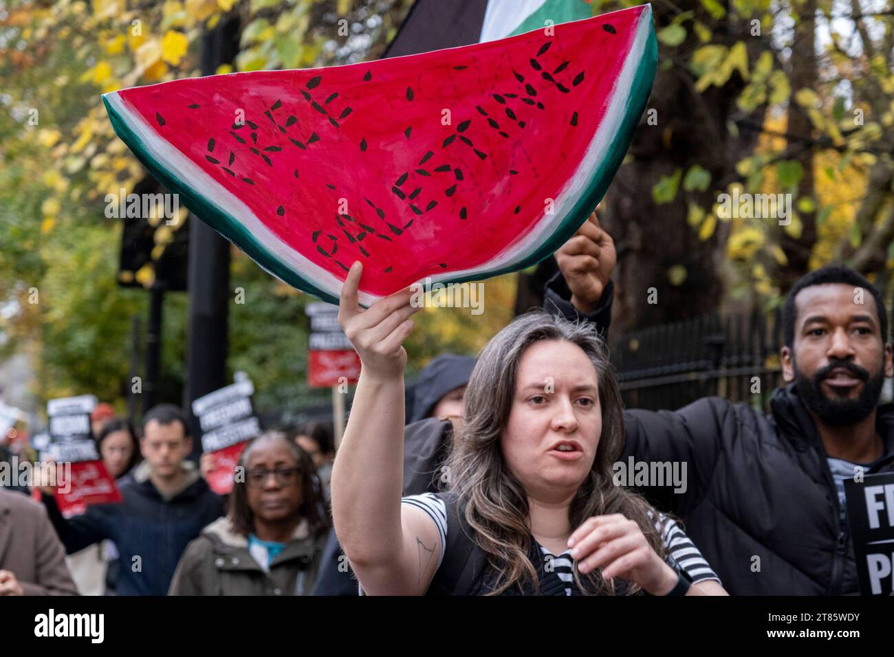 Nach der Demonstration der propalästinensischen Waffenruhe am vergangenen Wochenende versammelten sich Hunderte von Demonstranten in der Highbury Corner in Islington zu einem Marsch für Palästina, um am 18. November 2023 in London, Vereinigtes Königreich, für Frieden in Gaza aufzurufen. An diesem Wochenende fanden keine größeren Demonstrationen in der Hauptstadt statt, stattdessen fanden kleinere Proteste statt, die viele Tausende von Menschen in der ganzen Stadt und im ganzen Land dazu veranlassten, den Konflikt zwischen Hamas und Israel zu beenden. Stockfoto