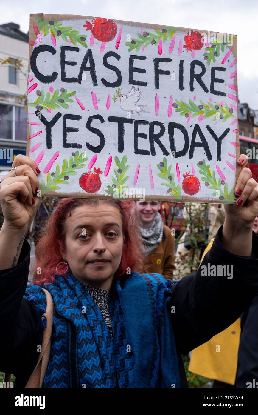 Nach der Demonstration der propalästinensischen Waffenruhe am vergangenen Wochenende versammelten sich Hunderte von Demonstranten in der Highbury Corner in Islington zu einem Marsch für Palästina, um am 18. November 2023 in London, Vereinigtes Königreich, für Frieden in Gaza aufzurufen. An diesem Wochenende fanden keine größeren Demonstrationen in der Hauptstadt statt, stattdessen fanden kleinere Proteste statt, die viele Tausende von Menschen in der ganzen Stadt und im ganzen Land dazu veranlassten, den Konflikt zwischen Hamas und Israel zu beenden. Stockfoto