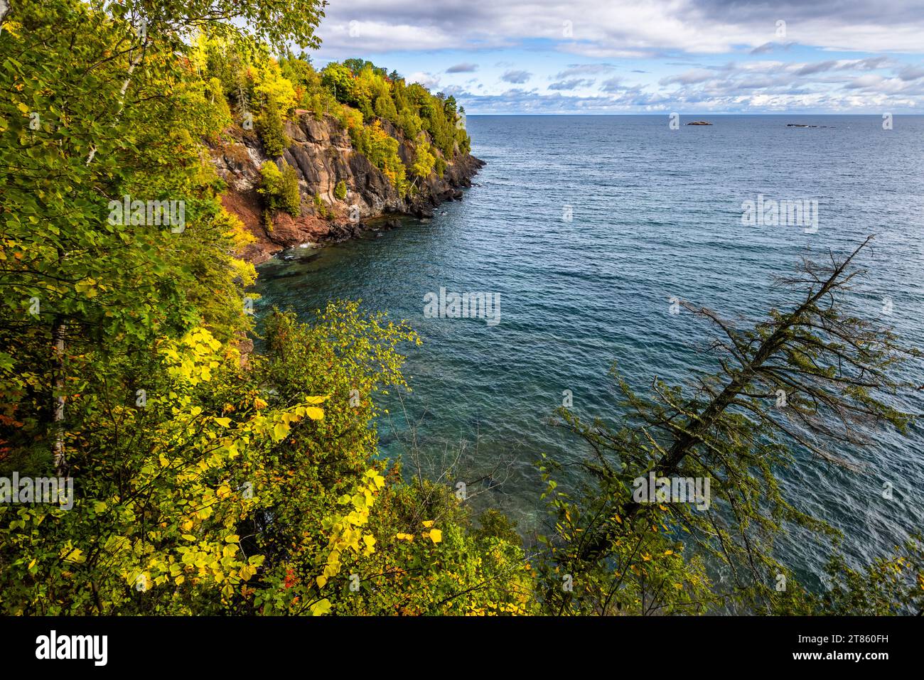 Wanderweg auf der Halbinsel Presque Isle mit Blick auf den Lake Superior in der Nähe von Marquette, USA Stockfoto
