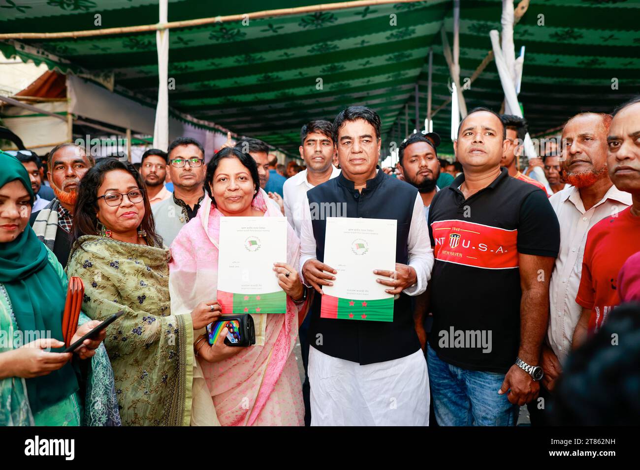 Dhaka, Bangladesch. November 2023. Die Kandidaten sammeln die Nominierungspapiere für die bevorstehenden Wahlen zur 12. Nationalversammlung am 18. November 2023 im Büro der Awami-Liga in der Bangabandhu Avenue in Dhaka, Bangladesch. (Kreditbild: © Suvra Kanti das/ZUMA Press Wire) NUR REDAKTIONELLE VERWENDUNG! Nicht für kommerzielle ZWECKE! Stockfoto