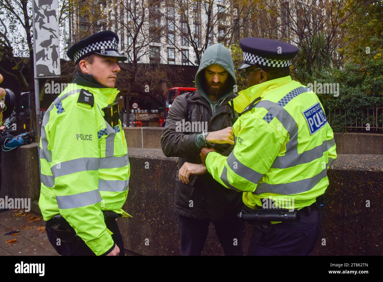 London, Großbritannien. November 2023. Polizeibeamte verhaften einen Just Stop Oil Aktivist in der Nähe der Waterloo Station, während sie ihre Proteste gegen neue Lizenzen für fossile Brennstoffe fortsetzen. Quelle: Vuk Valcic/Alamy Live News Stockfoto